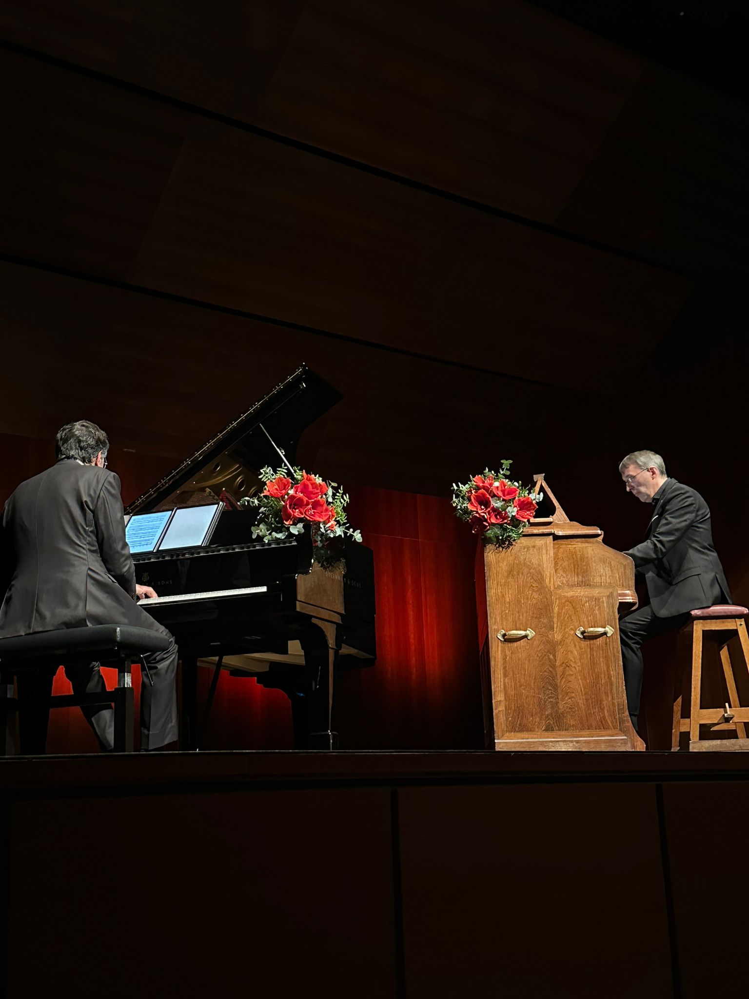 Zwei Pariser Lausbuben an den Tasten von Pianoforte und Harmonium