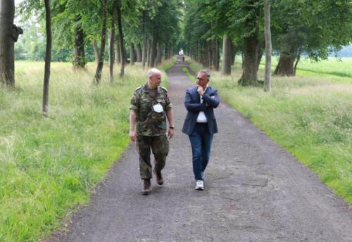 Sonntagsspaziergang durch die Evenburgallee: Kommandeur Dr. Evers (rechts) und Holger Hartwig 